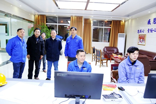 公司向导除夕夜慰问坚守岗位职工